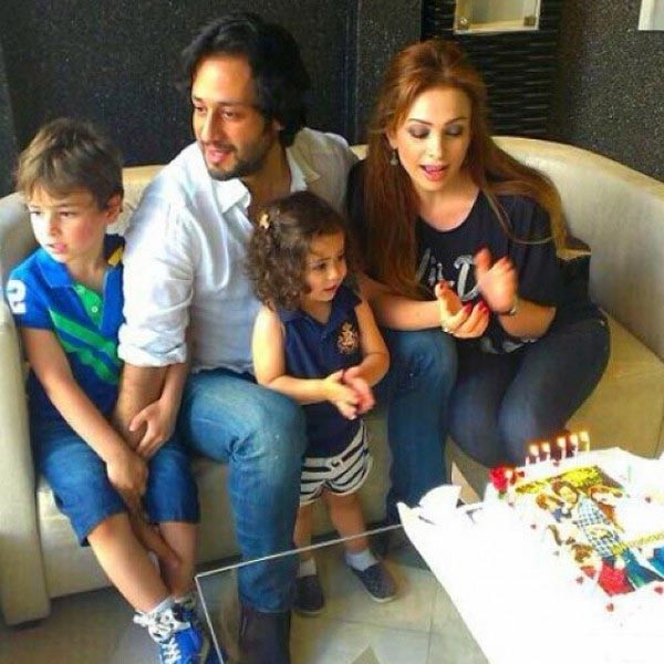 أمل حجازي تنشر أحدث صورة لطفليها وزوجها