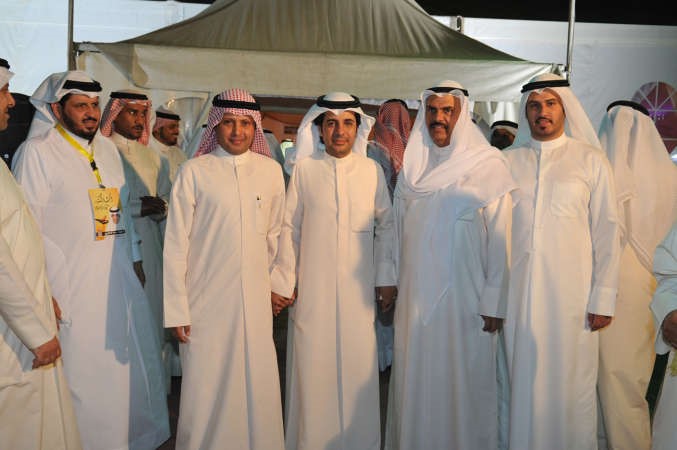 سعود المطيري متوسطا بعض ناخبي الدائرة