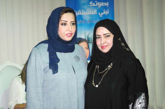 دذكرى الرشيدي مع احدى الناخبات﻿