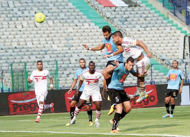 مهاجم الزمالك احمد علي يحول الكرة براسه نحو مرمى غزل المحلة﻿