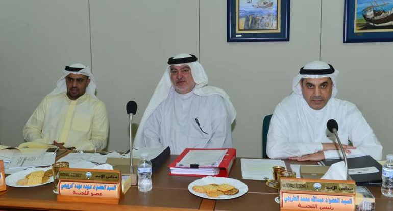 د عبدالله الطريجي وخليل الصالح وراكان النصف خلال اجتماع اللجنة