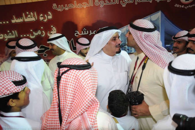 ويتلقى تهنئة من احد الناخبين