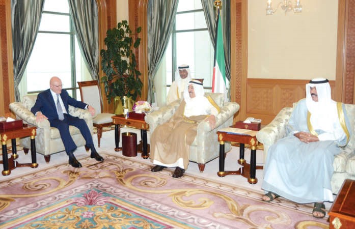 صاحب السمو الامير الشيخ صباح الاحمد مستقبلا الرئيس تمام سلام بحضور سمو ولي العهد الشيخ نواف الاحمد﻿