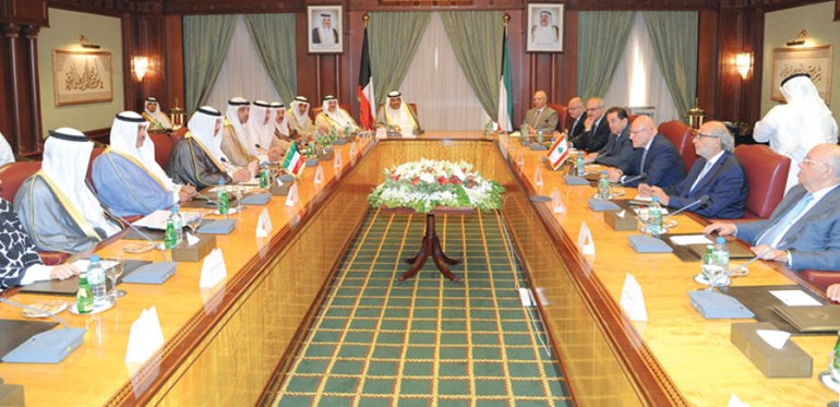 سمو رئيس الوزراء الشيخ جابر المبارك خلال المباحثات الرسمية مع تمام سلام﻿