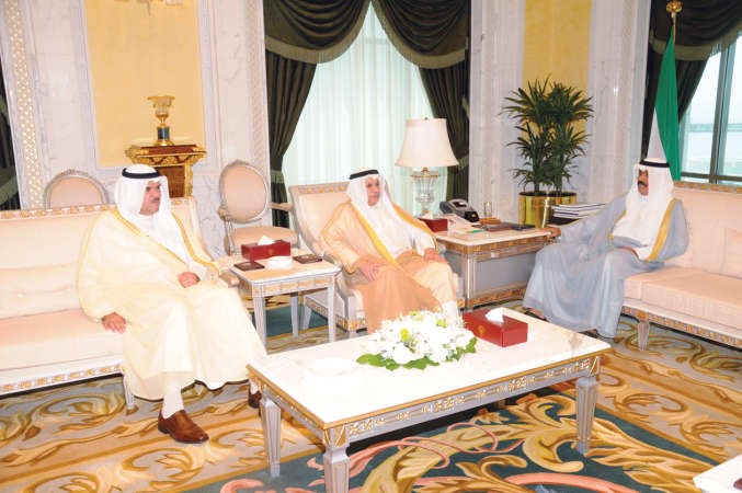 سمو ولي العهد الشيخ نواف الاحمد مستقبلا الشيخ خالد الجراح والشيخ سلمان الحمود﻿