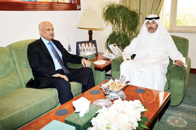 الشيخ فواز الخالد مستقبلا السفير عبدالكريم سليمان﻿