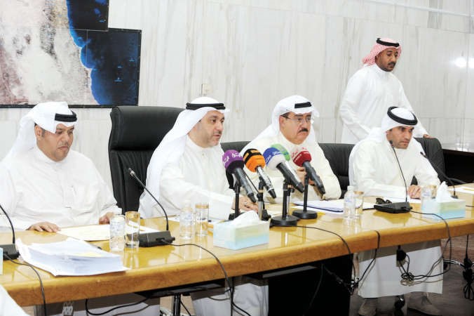 دحسن كمال مترئسا ورشة العمل ويبدو محافظ العاصمة الفريق مثابت المهنا وعبدالله الكندري وفهد الصانع
