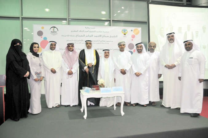 فوزي المجدلي متوسطا اعضاء الوفود الخليجية المشاركة في المنتدى﻿