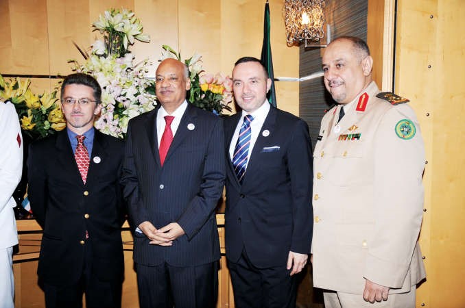 السفير المصري يهنئ