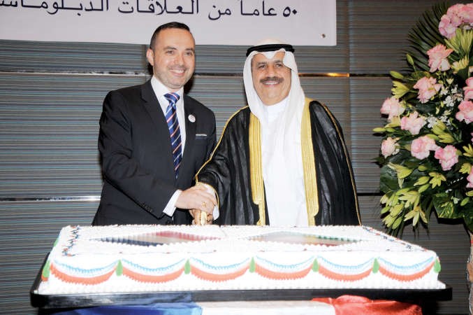 السفير محمد المجرن الرومي والسفير الفرنسي يقطعان كيكة الاحتفال
