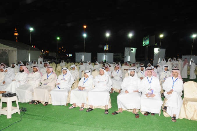 الناخبون خارج مقر الرويعي