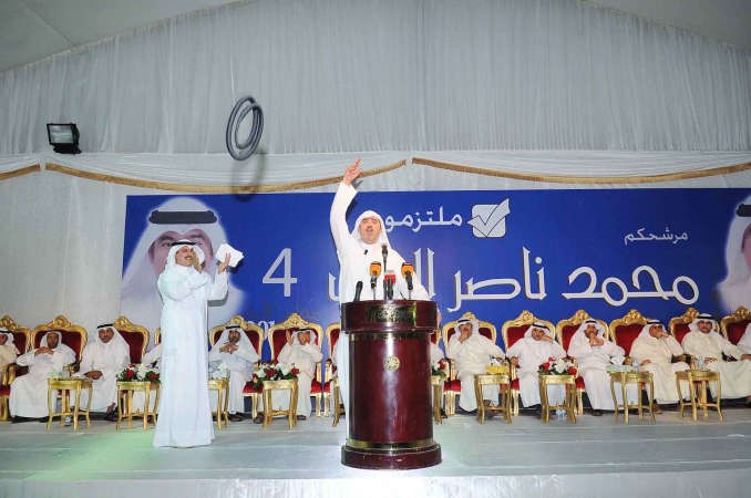 محمد البراك محييا الحضور خلال افتتاح مقره
