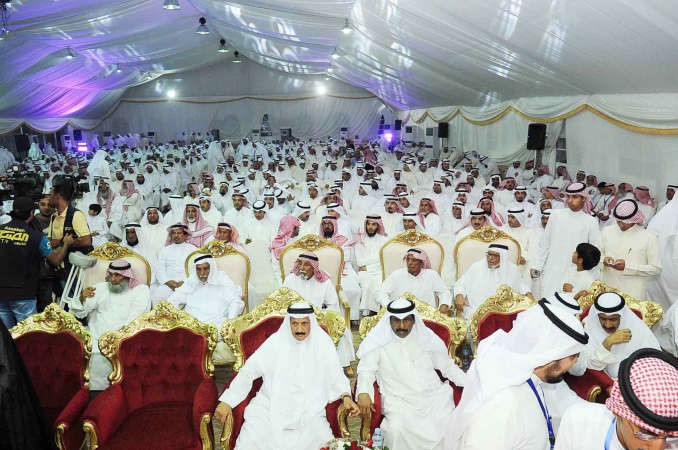 الناخبون يستمعون لحديث البراك
