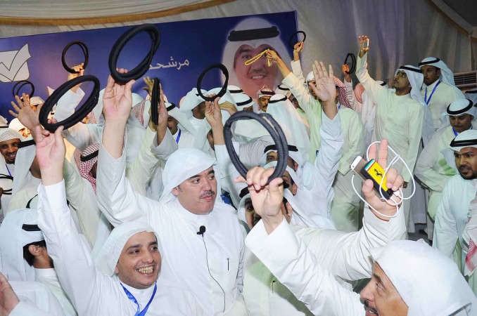 مؤيدو البراك يرفعون عقلهم تضامنا معه
