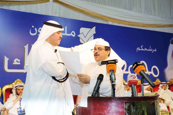 احد الناخبين يلقي قصيدة في محمد البراك
