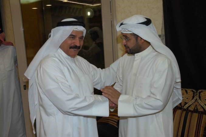 مرشح الدائرة الثالثة هشام البغلي مستقبلا احد الحضور
