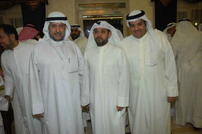هشام البغلي متوسطا مؤيديه
