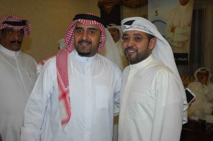 هشام البغلي مع احد الحضور
