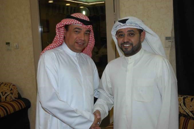 البغلي مصافحا احد الناخبين
