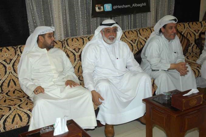 المرشح هشام البغلي مع بعض الحضور
