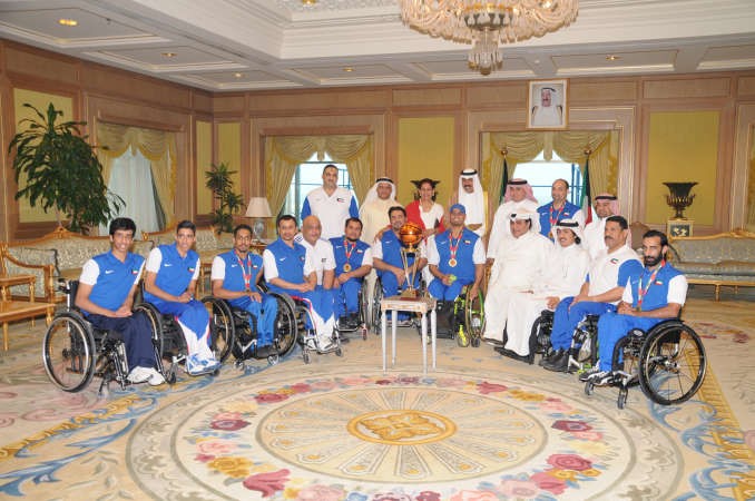 سمو ولي العهد الشيخ نواف الاحمد متوسطا اعضاء ولاعبي نادي المعاقين﻿