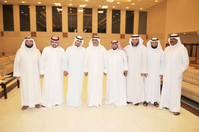 مرشح الدائرة الثانية حمد بودي بين بعض الحضور
