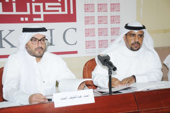 ضاري البدر واحمد عبداللطيف الحمد خلال عمومية الكويتية الصينيةمحمد خلوصي