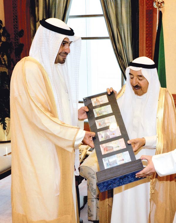 صاحب السمو الامير الشيخ صباح الاحمد يطلع على الاصدار الجديد من العملة الكويتية