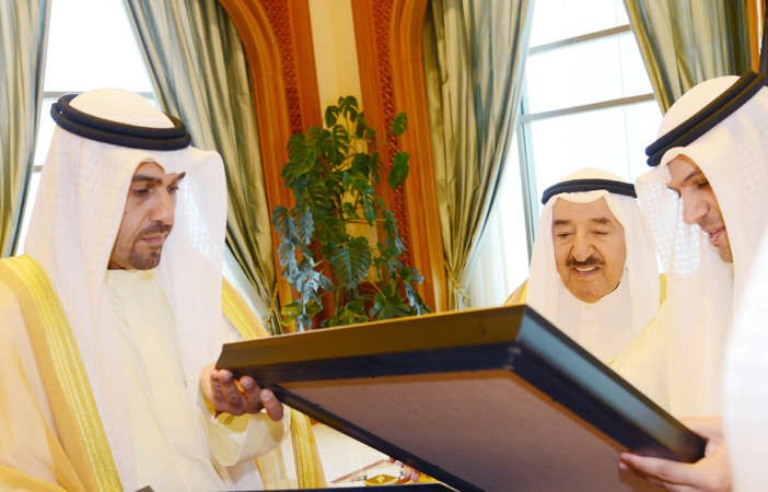 صاحب السمو الامير الشيخ صباح الاحمد يطلع على الاصدار الجديد من العملة الكويتية﻿