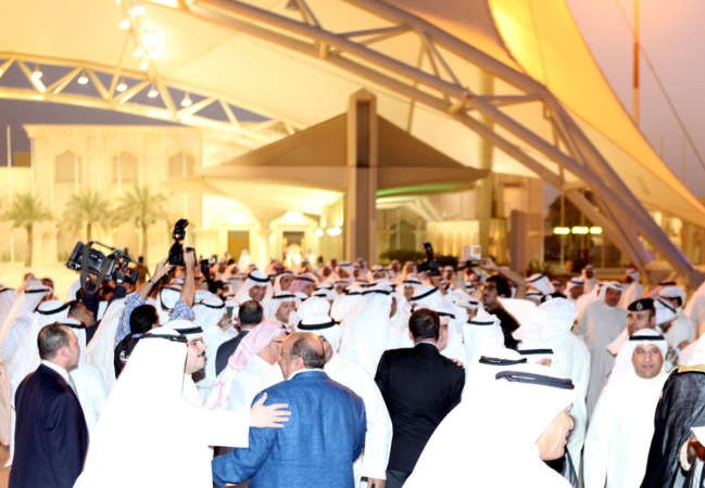 جموع من مستقبلي سمو الشيخ ناصر المحمد﻿