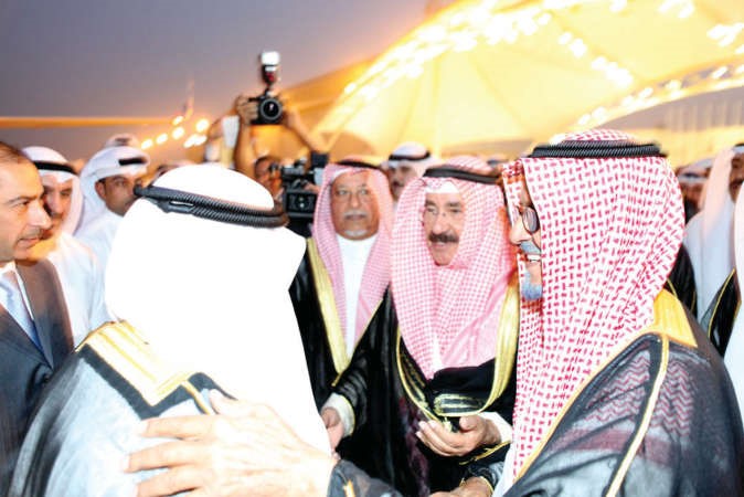 سمو الشيخ ناصر المحمد وفي استقباله الشيخ علي الجراح﻿