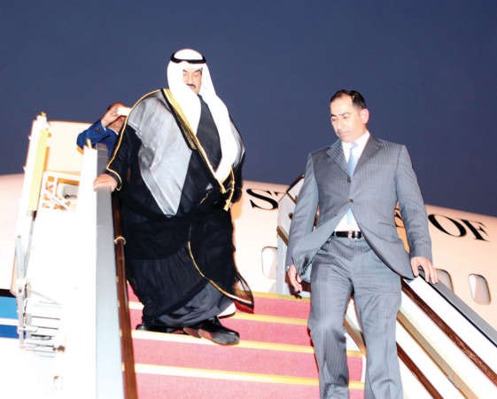 سمو الشيخ ناصر المحمد لدى نزوله من الطائرة﻿