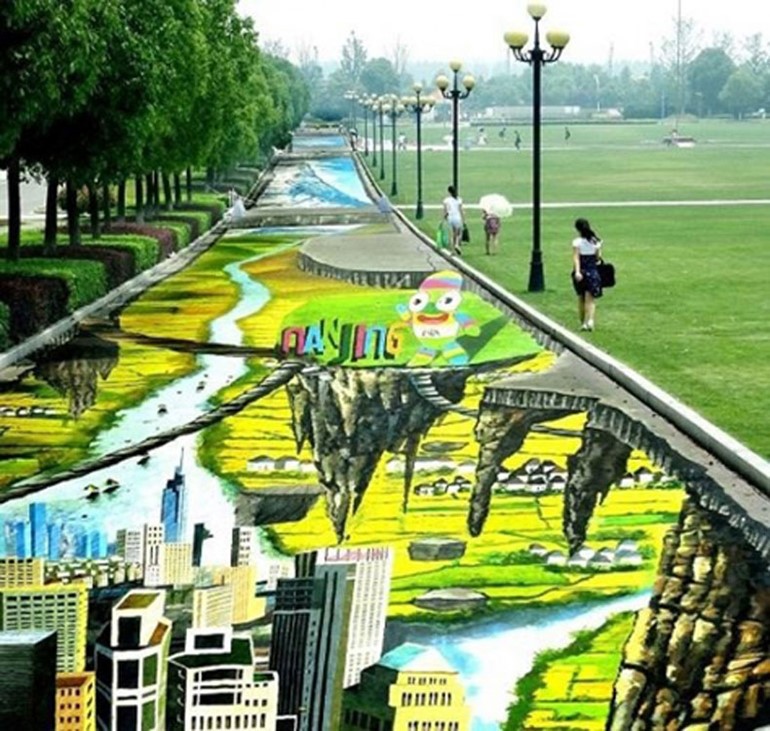 فنان صيني يرسم أطول لوحة 3D في العالم بطول 365 مترًا 