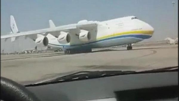 بالفيديو.. أضخم طائرة تهبط في مطار الملك عبدالعزيز
