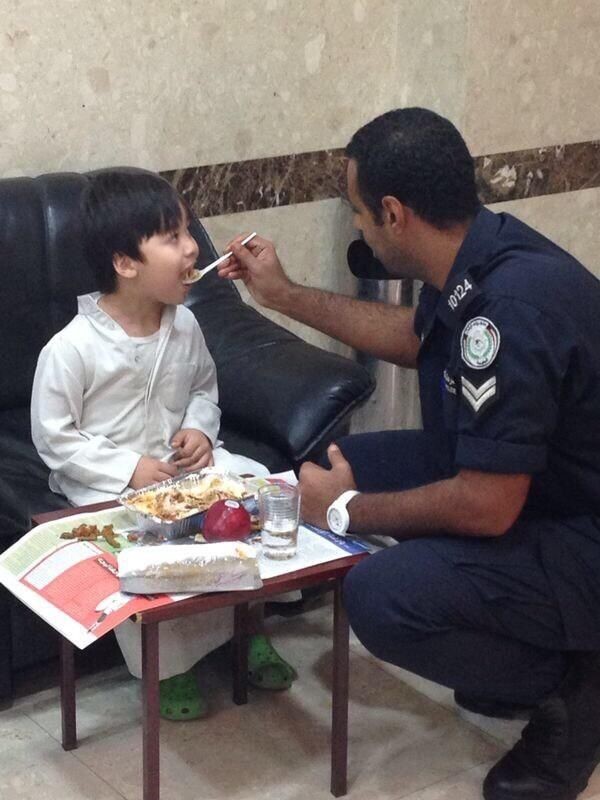 رجل الامن يطعم الطفل