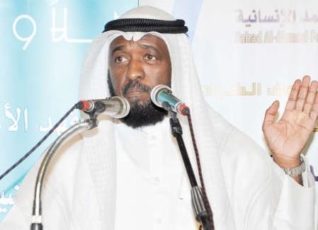 عادل الدريبان متحدثا احمد علي