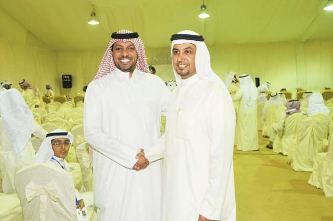 حسين العتيبي مصافحا احد مؤيديه
