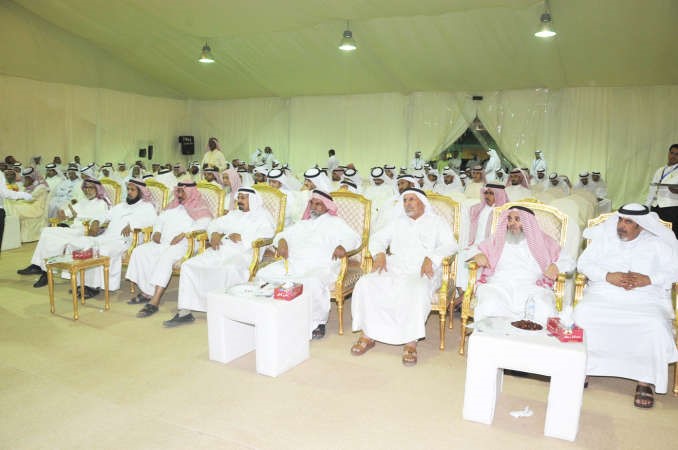  الناخبون يتابعون المرشح العتيبي
