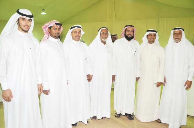 المرشح حسين العتيبي متوسطا بعض الحضور
