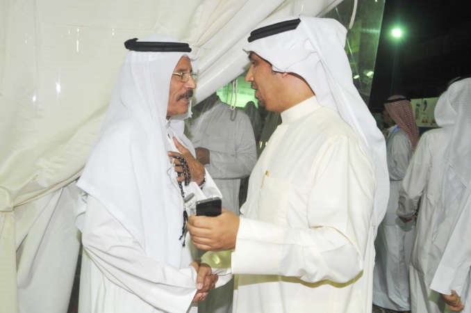 العتيبي في حديث مع احد الناخبين
