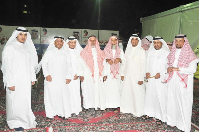 حسين العتيبي بين مؤيديه
