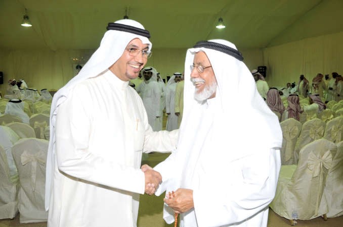 المرشح العتيبي خلال ترحيبه باحد كبار السن
