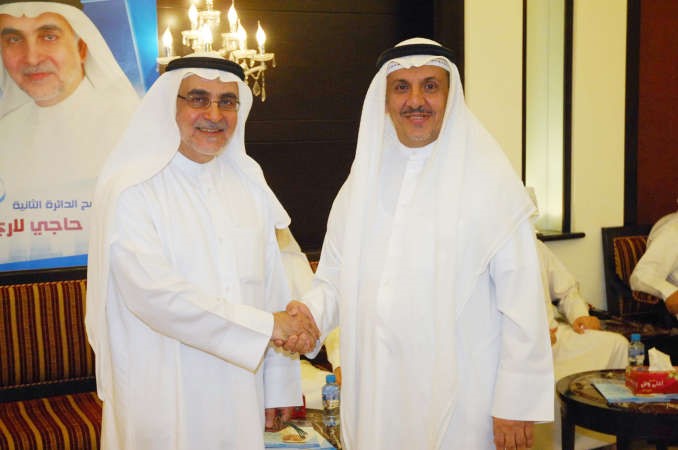 احمد لاري يستقبل احد ناخبيه
﻿