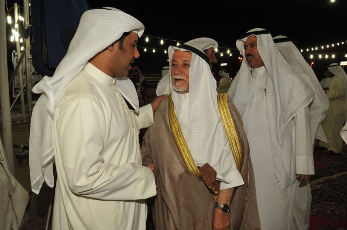 محمد المجلاد في استقبال احد كبار السن