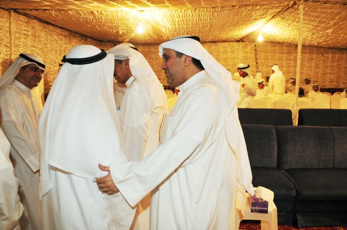 عبدالرحمن النصار يرحب باحد الحضور
