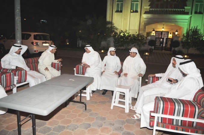 الناخبون خارج مقر النصار