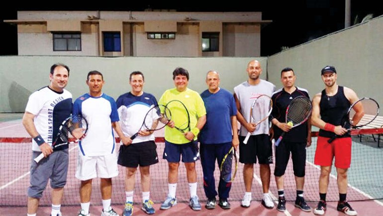 المدرب احمد عبدالصبور مع لاعبي البطولة