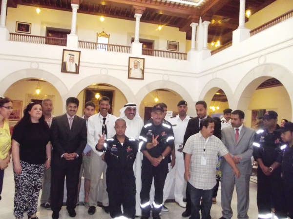 السفير فهد العوضي في صورة جماعية مع اعضاء رحلة الامل