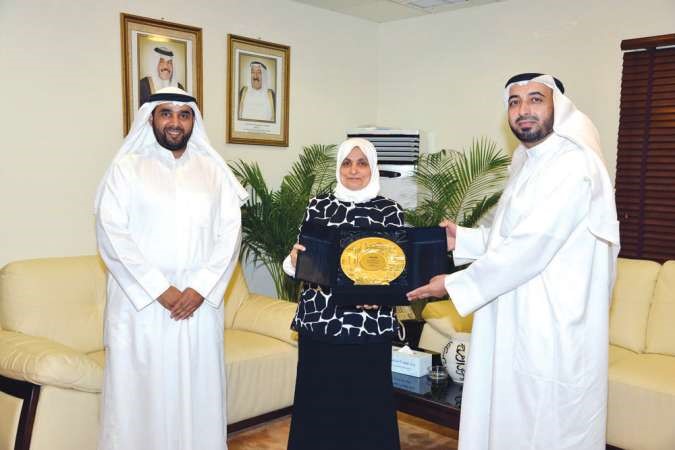 خالد الشطي وجمال النامي يكرمان الوزيرة هند الصبيح﻿