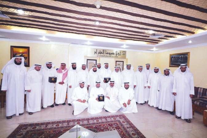 الهنيدي والزيد يتوسطان المكرمين بالحفل